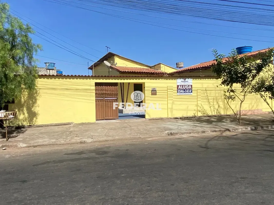 Casa para alugar em Goiânia, no bairro Vila Santa Helena. Com 3 quartos, todos s...