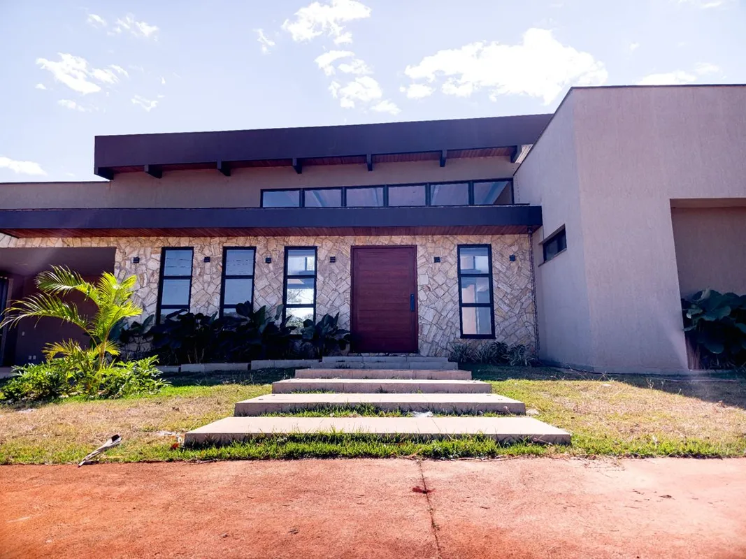 Casa com 3 suítes sendo a máster com banheira e espaço para closet, escritório. ...