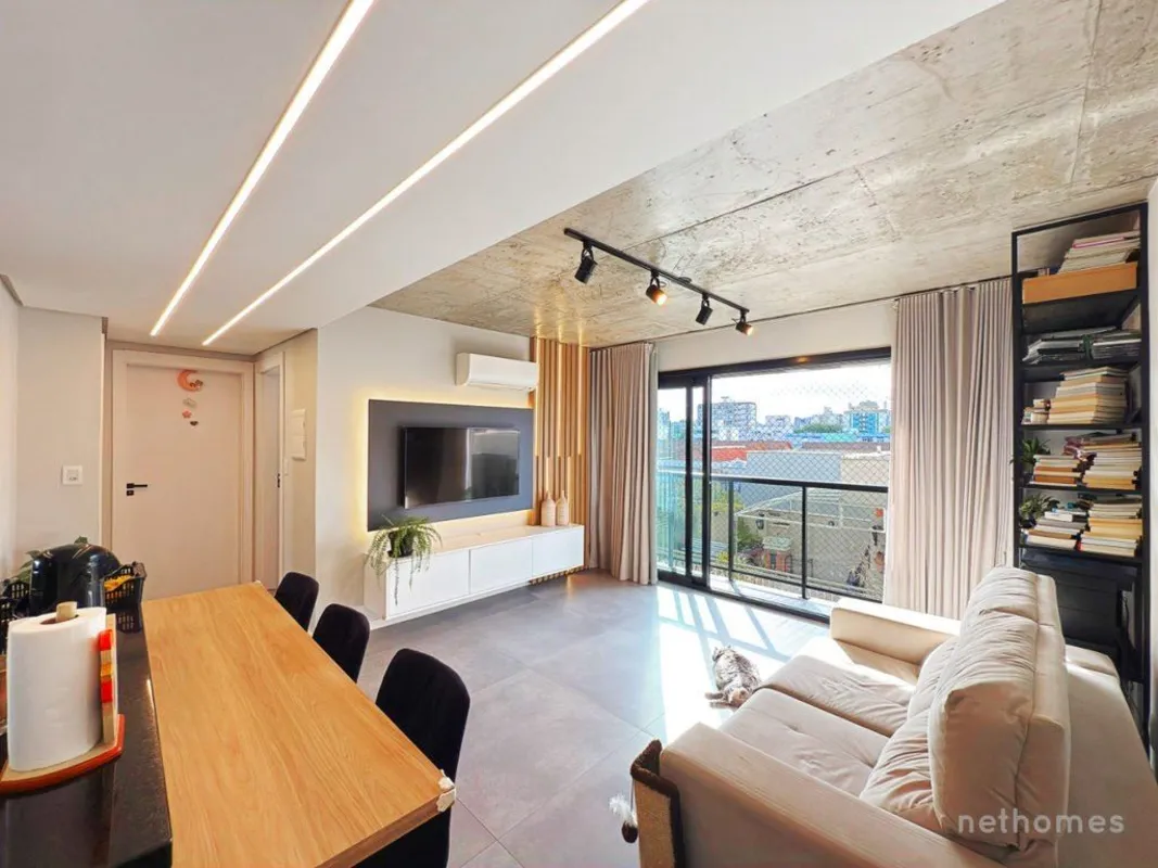 Conheça esse incrível apartamento mobiliado a venda no bairro Menino Deus, rua G...