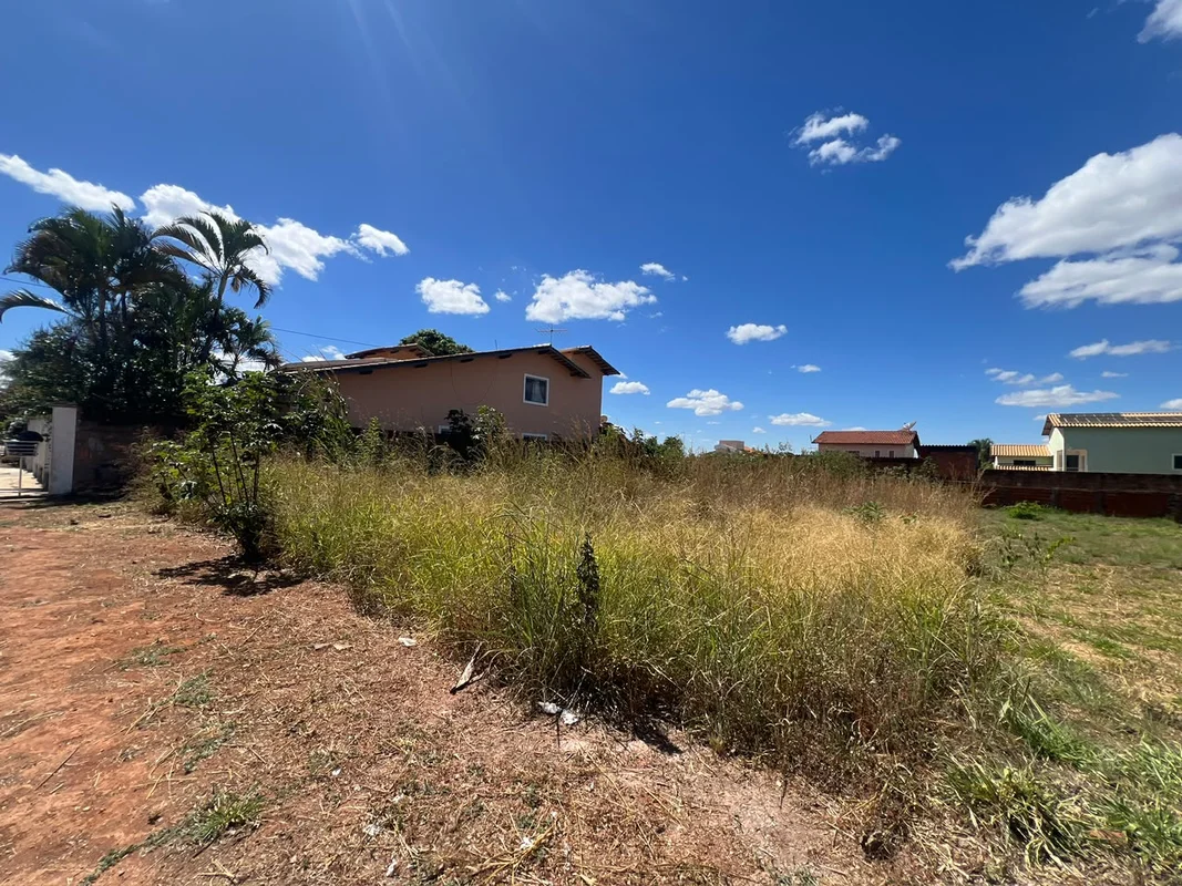 Julisce Alencar Assessoria Imobiliária Vende!Lote de 640m² em Condomínio Fechado...