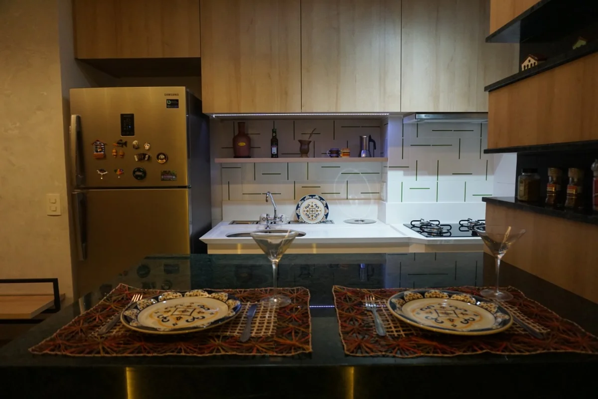 Apartamento de um quarto mobiliado, nascente, vista livre, com uma vaga de garag...