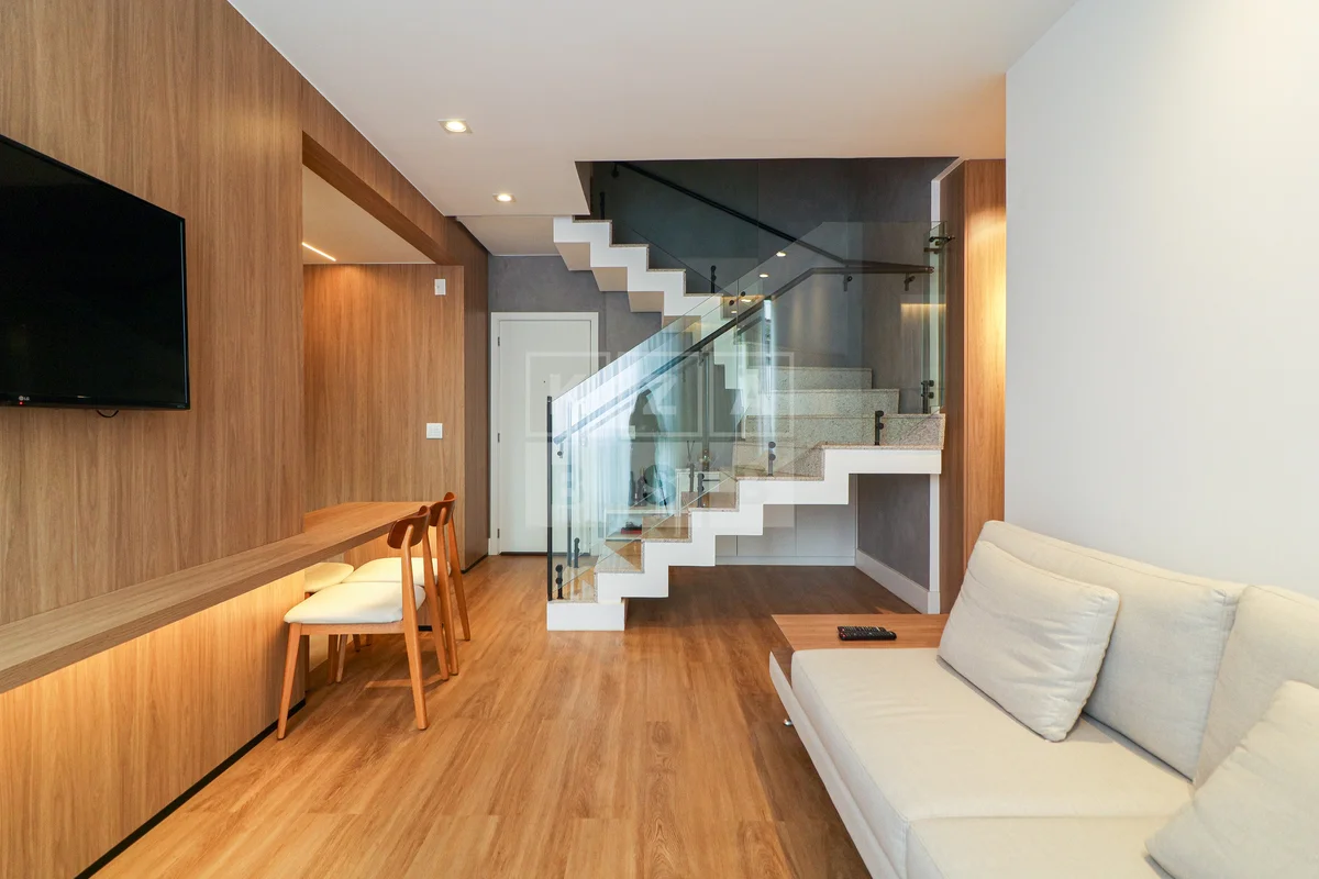 Cobertura reformada de 158m² em prédio novo, com 2 quartos sendo 1 suíte. Área g...