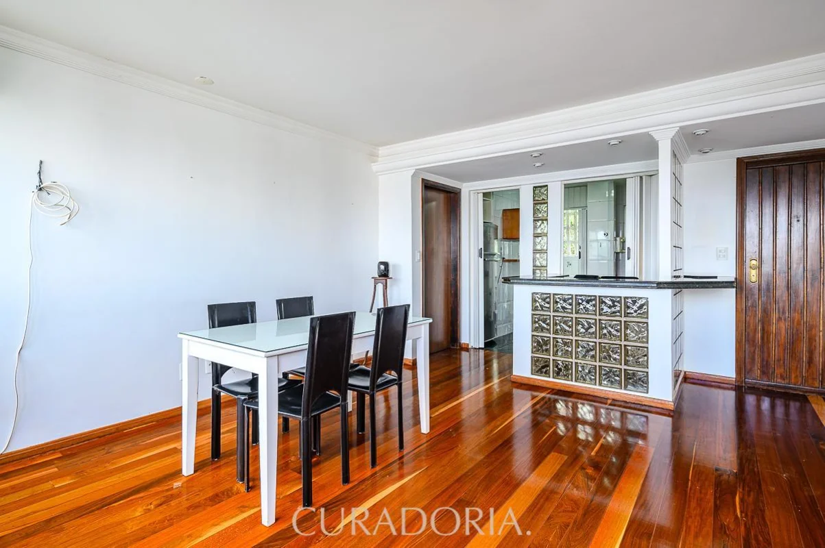Usufruindo de um excelente localização e uma vista livre, este apartamento de 85...