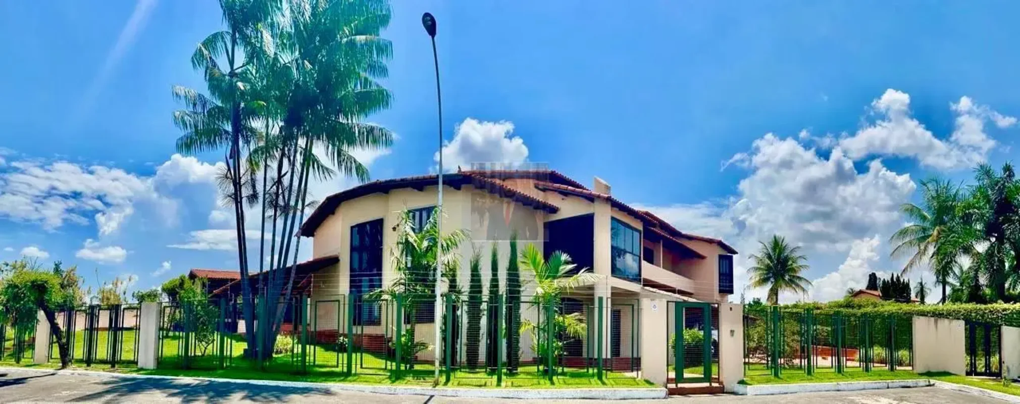 Espetacular Mansão em Lote de 2.500 m²: Conforto, Lazer Completo e AutonomiaDesc...