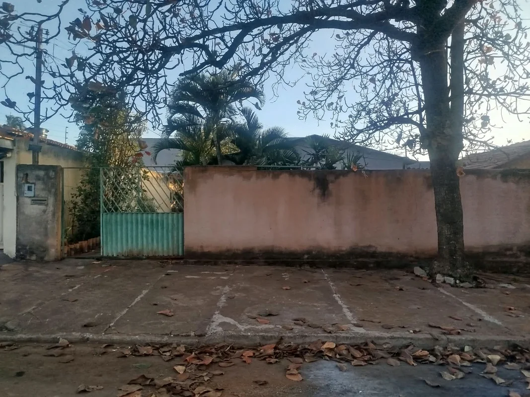 Lote com casa e barracão nos fundos, com 360 m² ( 12 X 30 ),Casa antiga de 80 m²...