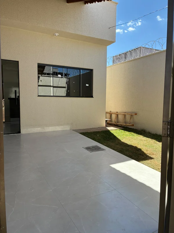 VENDE CASA, COM TRÊS QUARTOS, UMA SUÍTE, BANHEIRO SOCIAL, NO RESIDENCIAL BEATRIZ...