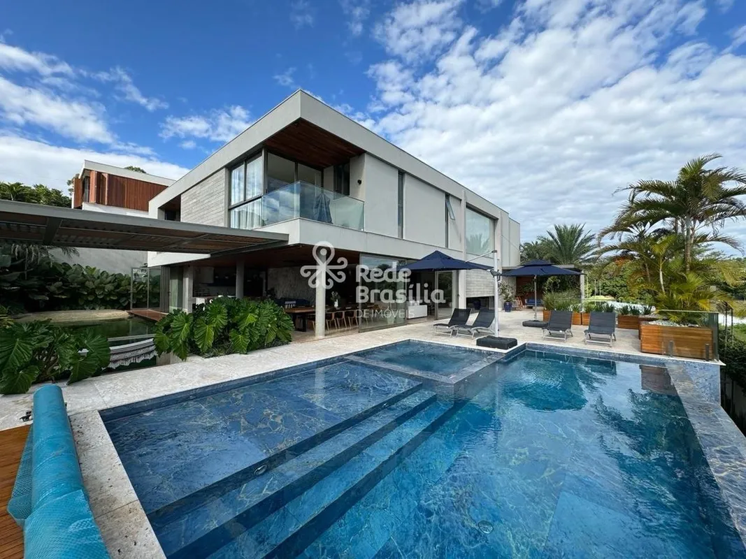 LAGO SUL | QI 25 | CASA DE ALTO PADRÃO | 7 SUÍTES | 900M² Localizada na QI 25 do...