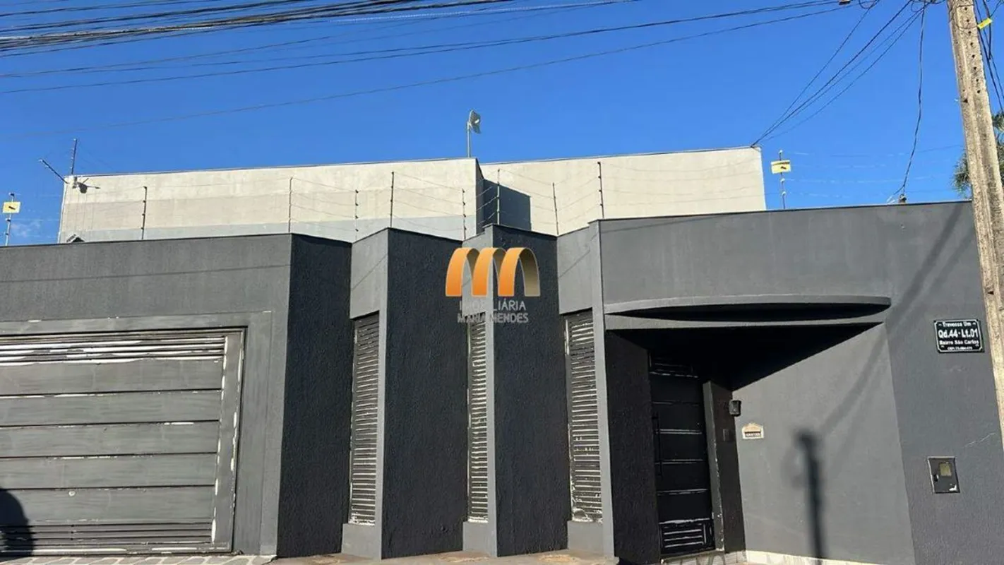 Alugue esta casa residencial na frente, em Anápolis/GO, Bairro São Carlos. São 3...