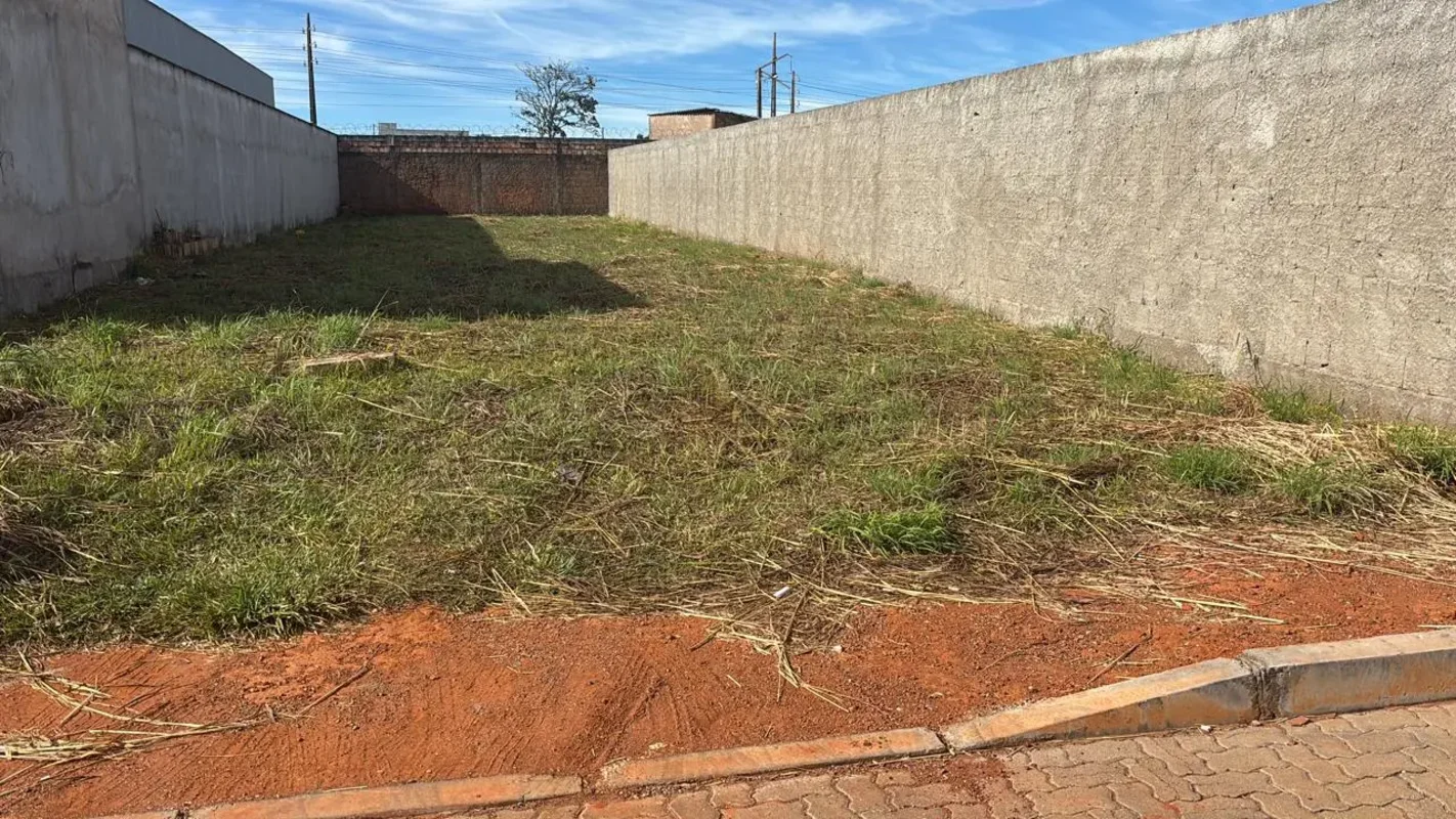 Excelente lote de 400 m2 todo plano;Dentro de um condomínio com toda infra estru...