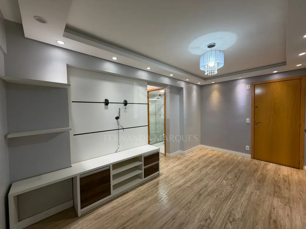 Fernanda Marques vende lindo apartamento reformado e pronto para morar em Taguat...