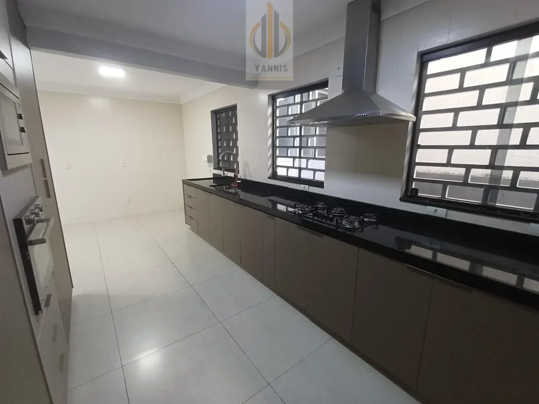 EXCELENTE CASA DE ALTO PADRÃO COM 5 QUARTOS, 3 SUÍTES, ROOFTOP E FUNDOS PARA ÁRE...