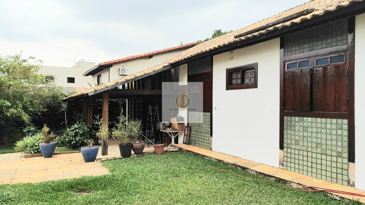 Oportunidade para reformar!!!Casa térrea composta por 3 quartos sendo 1 suíte, 2...
