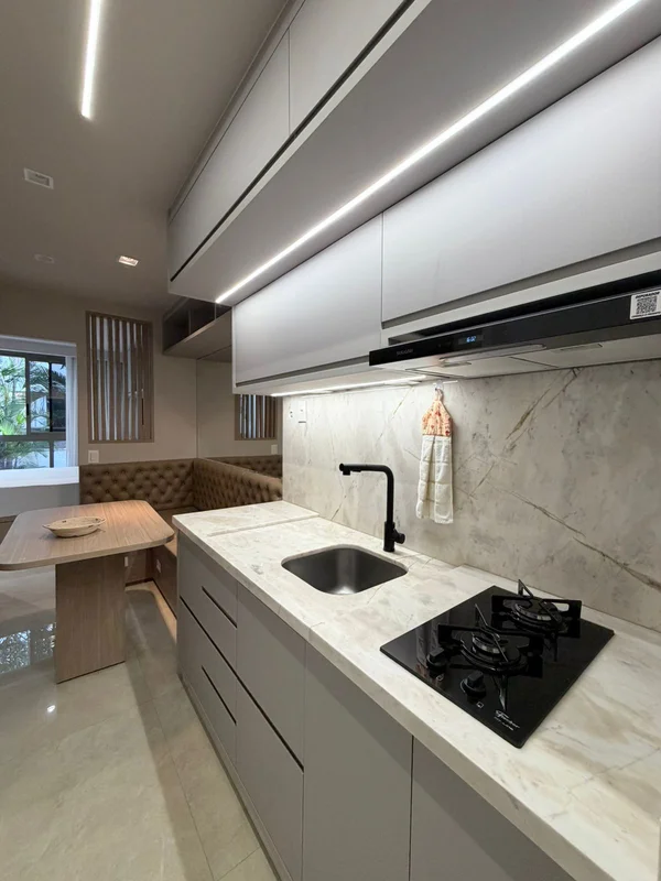 LENIÉR CURADORIA IMOBILIÁRIA ALUGA DESLUMBRANTE APTO NO ED. AMAZE STUDIOS | NORO...