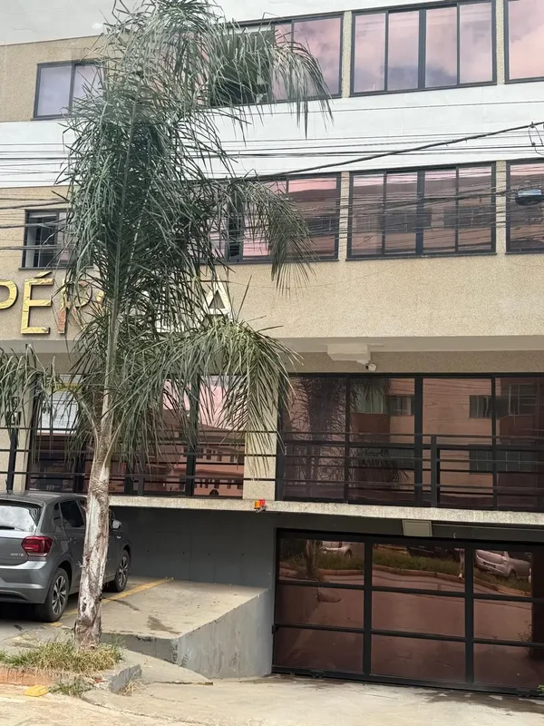 Conquiste conforto e praticidade no coração de Vicente Pires, DF. Este apartamen...