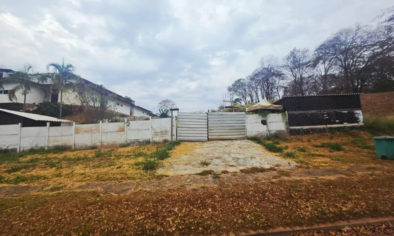 Terreno próximo à área de lazer 2. Possui inicio de fundação e terraplanagem. DF...