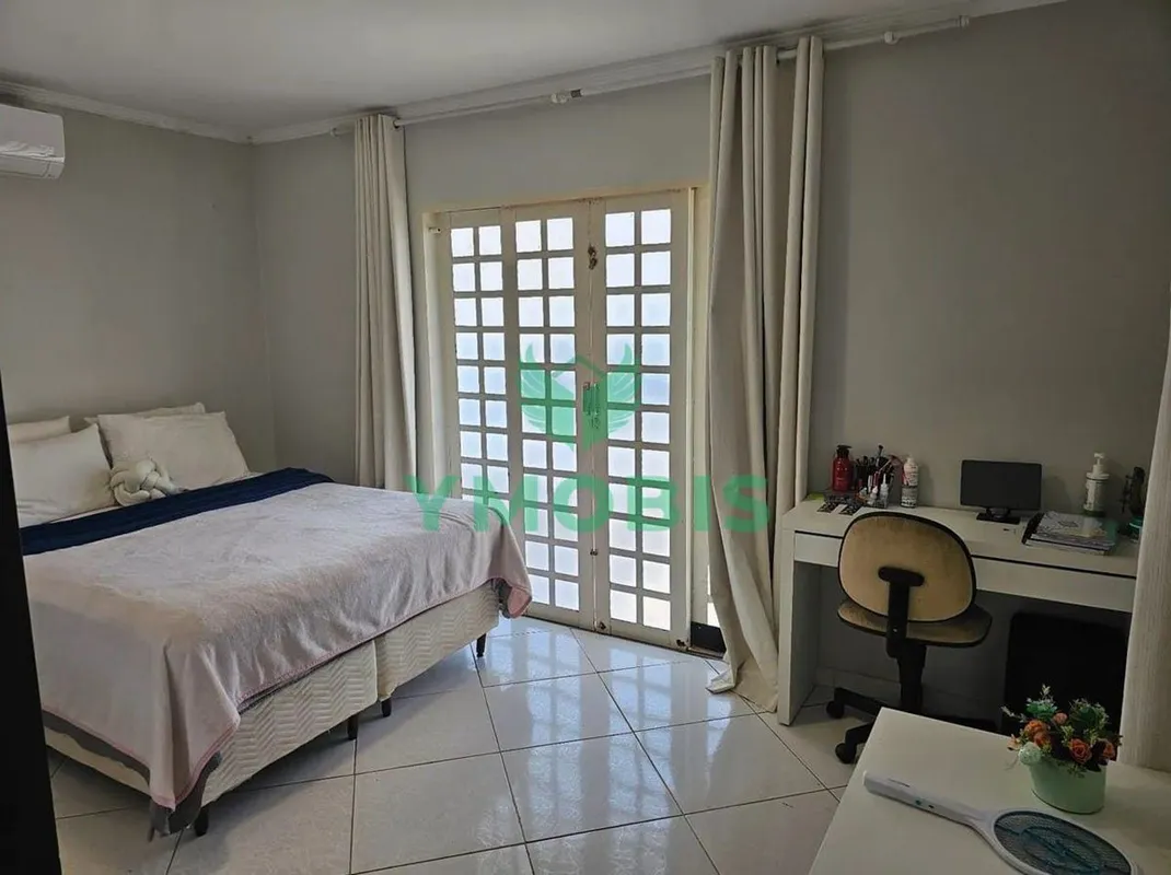 Oportunidade única: Casa de dois andares, com lote de 400m², quintal com pomar e...