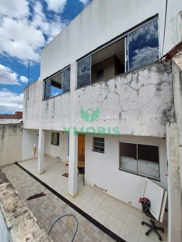 Oportunidade imperdível na QNG 34 — lote com 6 casas e alto potencial de rendaSe...
