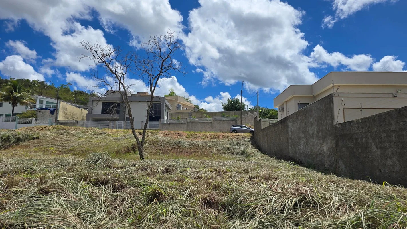Vendo terreno regularizado no Condomínio Ouro Vermelho 2.Excelente terreno com 1...