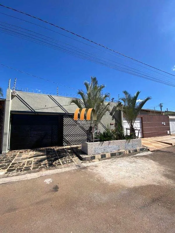 Casa com 3 quartos sendo 1 suíte;Banheiro social;Lavabo;Área gourmet com churras...