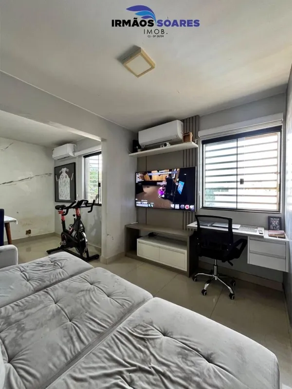 Apartamento 100% reformado...Distribuído em sala de dois ambientes com painel de...
