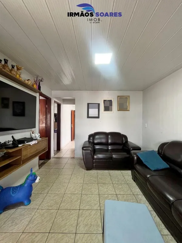 Casa térrea, distribuída em sala de Tv, copa, sala de jantar, cozinha com armári...