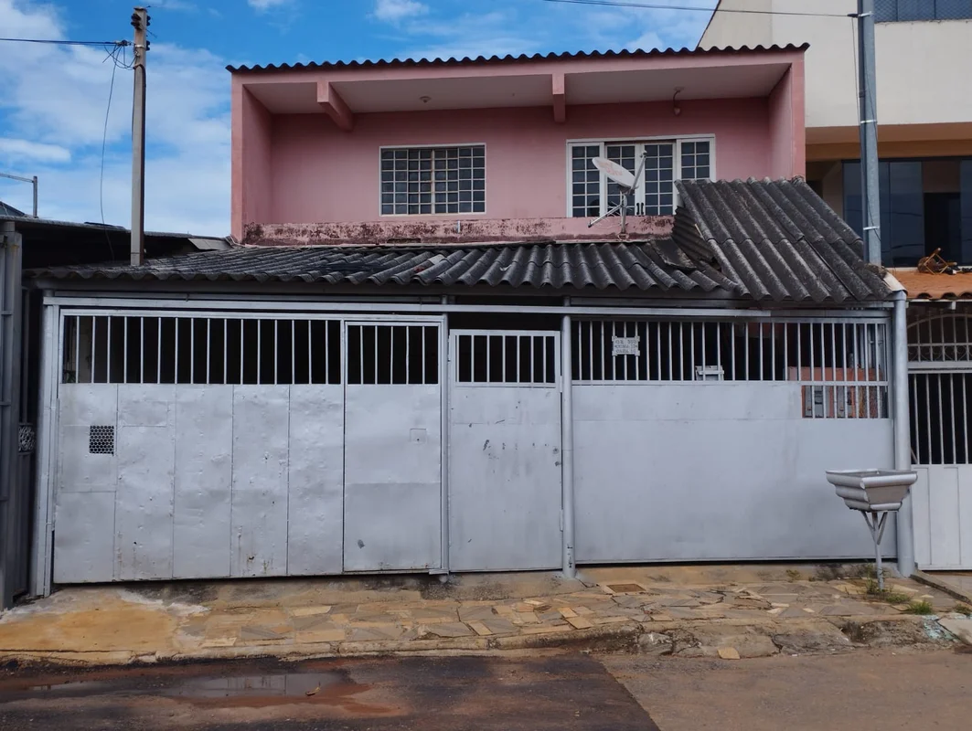 Sobrado com 02 residências, térreo: 3 quartos, sala, cozinha, banheiro social, á...