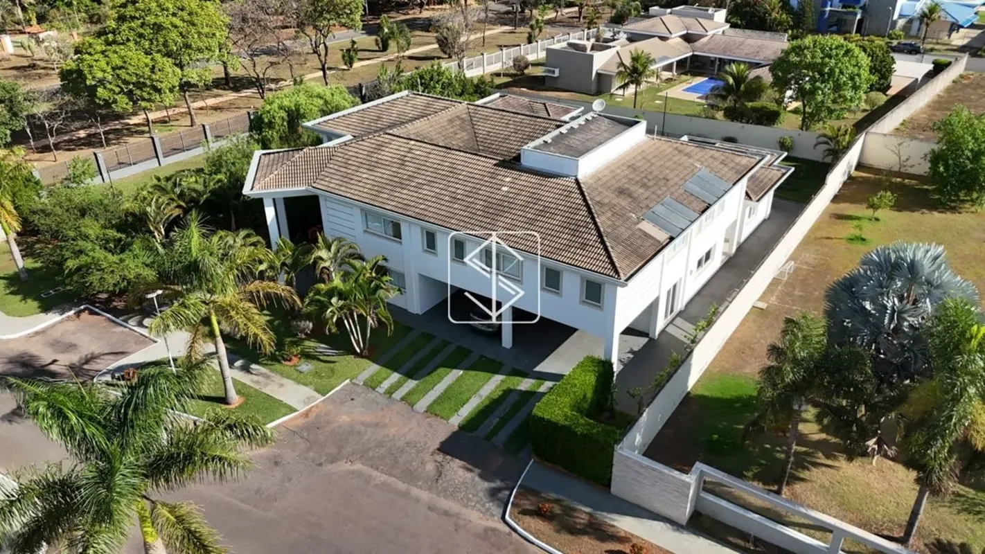 Salerno Imob apresenta:Magnífica residência em estilo neoclássico, com 843m² de ...