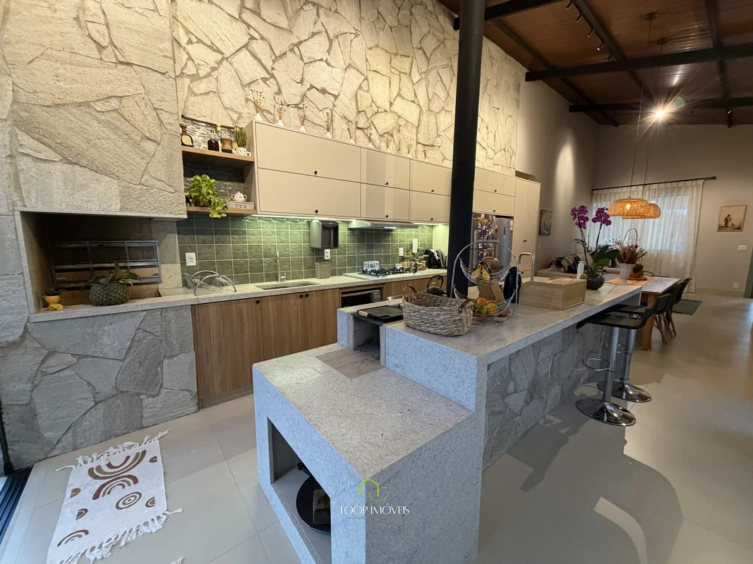 CASA COM 3 QUARTOS EM CONDOMÍNIO – 504 M² DE TERRENOCasa aconchegante, com perso...