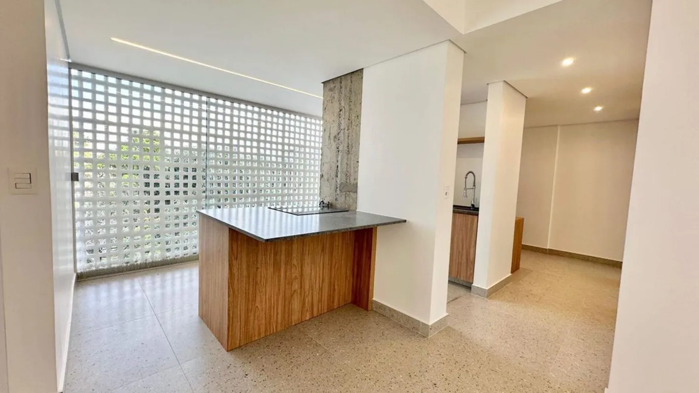 . Apartamento 100% reformado. 2 quartos + Escritório . Suíte com closet . 2 banh...