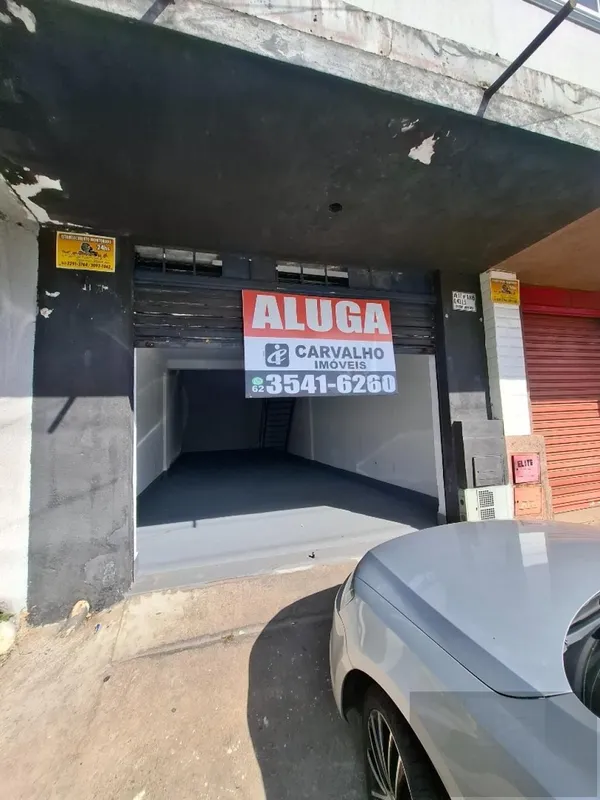 Sala comercial com 70 m², oferecendo um ambiente amplo e versátil para você mont...