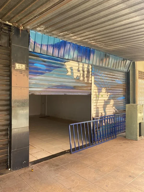 IMOBILIARIA ESTRELA - ALUGA LOJA COM VÃO LIVRE COM 02 BANHEIROS E UMA COPA.TRATA...