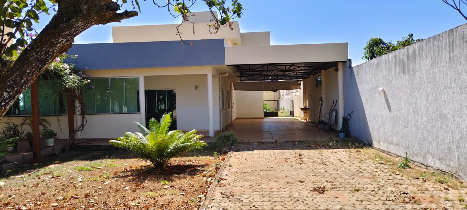vende sobrado na etapa 2 , como terreno de 1.300 metroscom 3 quartos sendo 2 sui...
