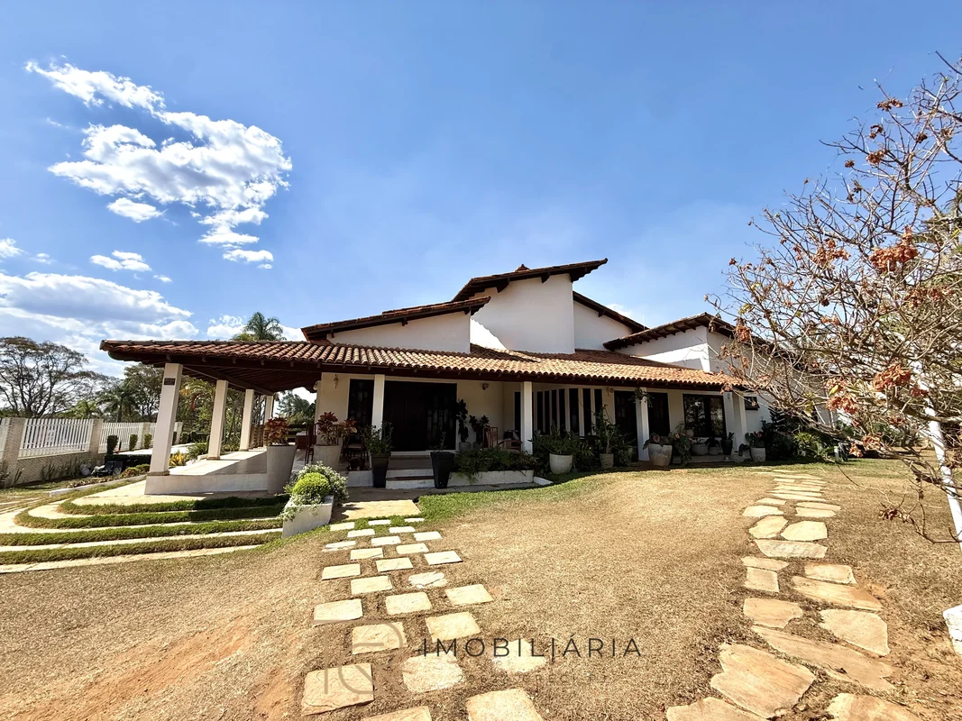 CASA CLÁSSICA À VENDA NO PARK WAY | QUADRA 23TRG Imobiliária vende excelente res...