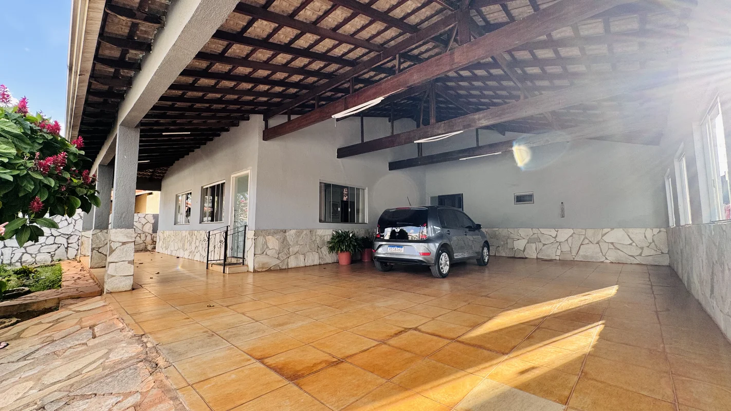 CASA TÉRREA DE ESQUINA À VENDA | 3 SUÍTES, ESCRITÓRIO E LOTE DE 400 M²Casa térre...