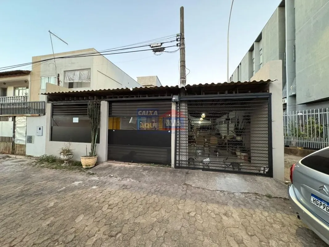 Casa à venda QI 22 Guará I03 quartos 01 suíte 02 vagas de garagem Lote de esquin...
