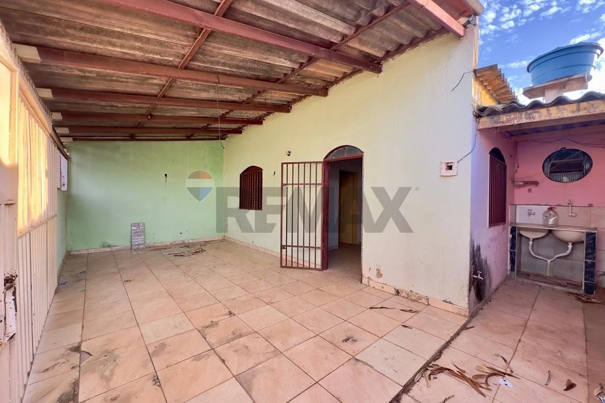 Casa à venda na QR 425, Samambaia Norte, com 216 m² e duas moradias independente...