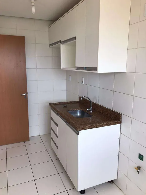 Excelente apartamento com sala e varanda, cozinha com armários e área de serviço...