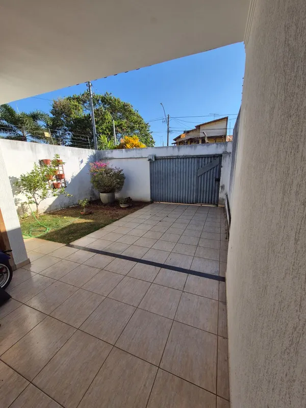 Casa residencial, tipo sobrado com 2 andares- 4 Quartos (1 sendo suíte)- 2 Suíte...