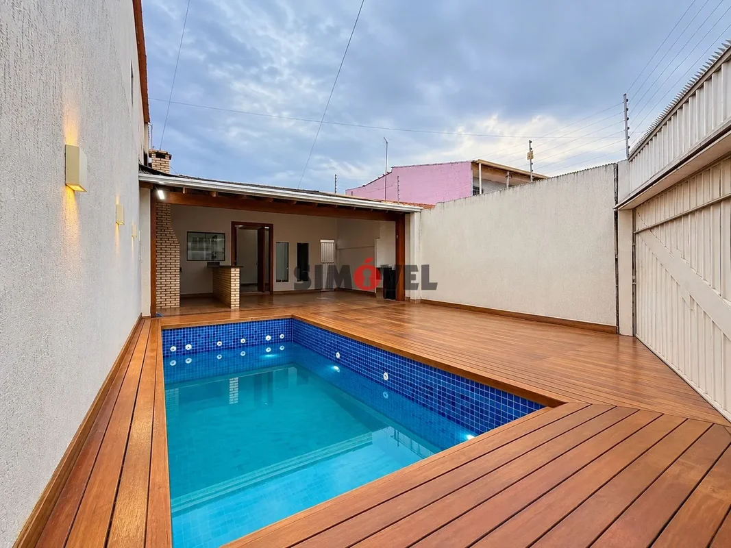 130m², 2 quartos, closet, piscina, churrasqueira, QR 502 - R$: 589.000A casa fic...