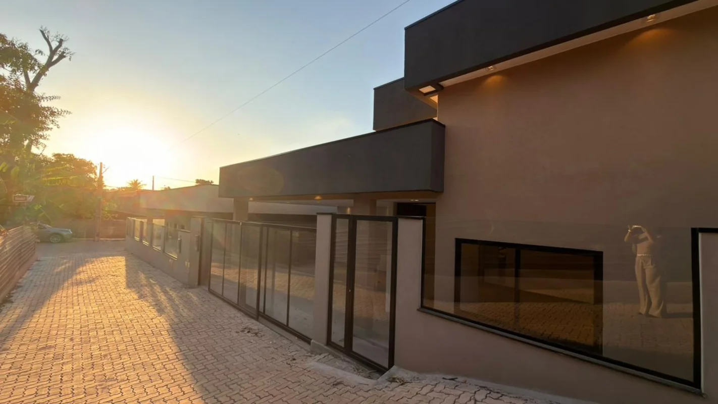 ACHADINHO EM ARNIQUEIRA?? CASA MODERNA POR R$ 930.000Sabe aquela casa que entreg...