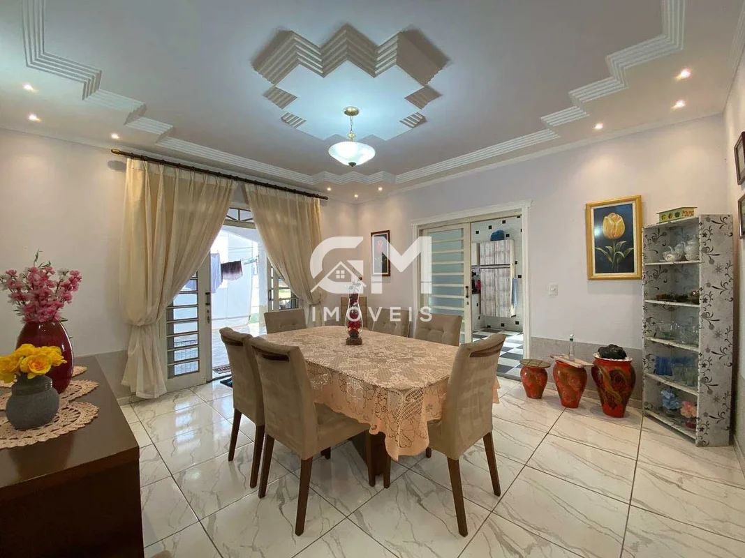 GM IMÓVEIS VENDE CASA NO CONDOMINIO VIVENDAS LAGO AZUL Área construída: 420m² Ár...
