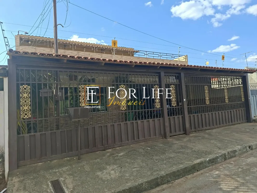 Descubra uma excelente oportunidade em Recanto das Emas: uma linda casa reformad...