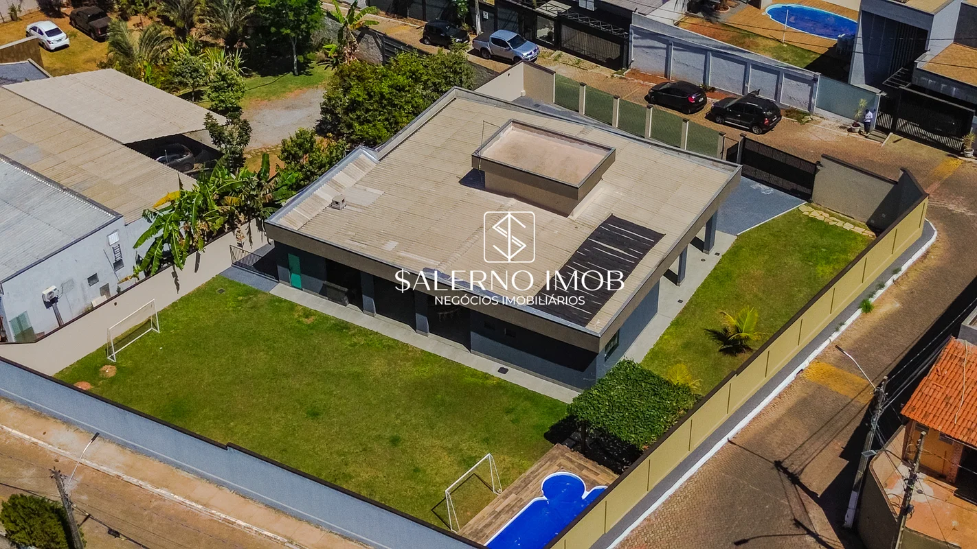 Casa em condomínio fechado, implantada em um amplo lote de 1.000m², que combina ...