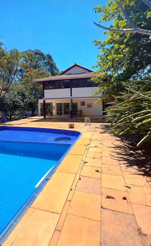 Descubra uma casa única na SHIS QI 29, no Lago Sul, Brasília, DF. Com ampla área...