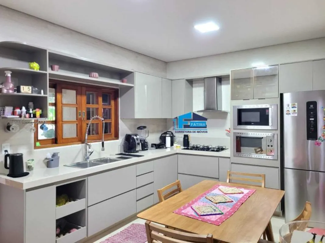 Venha visitar esta linda casa , com ambientes totalmente integrados, misturando ...