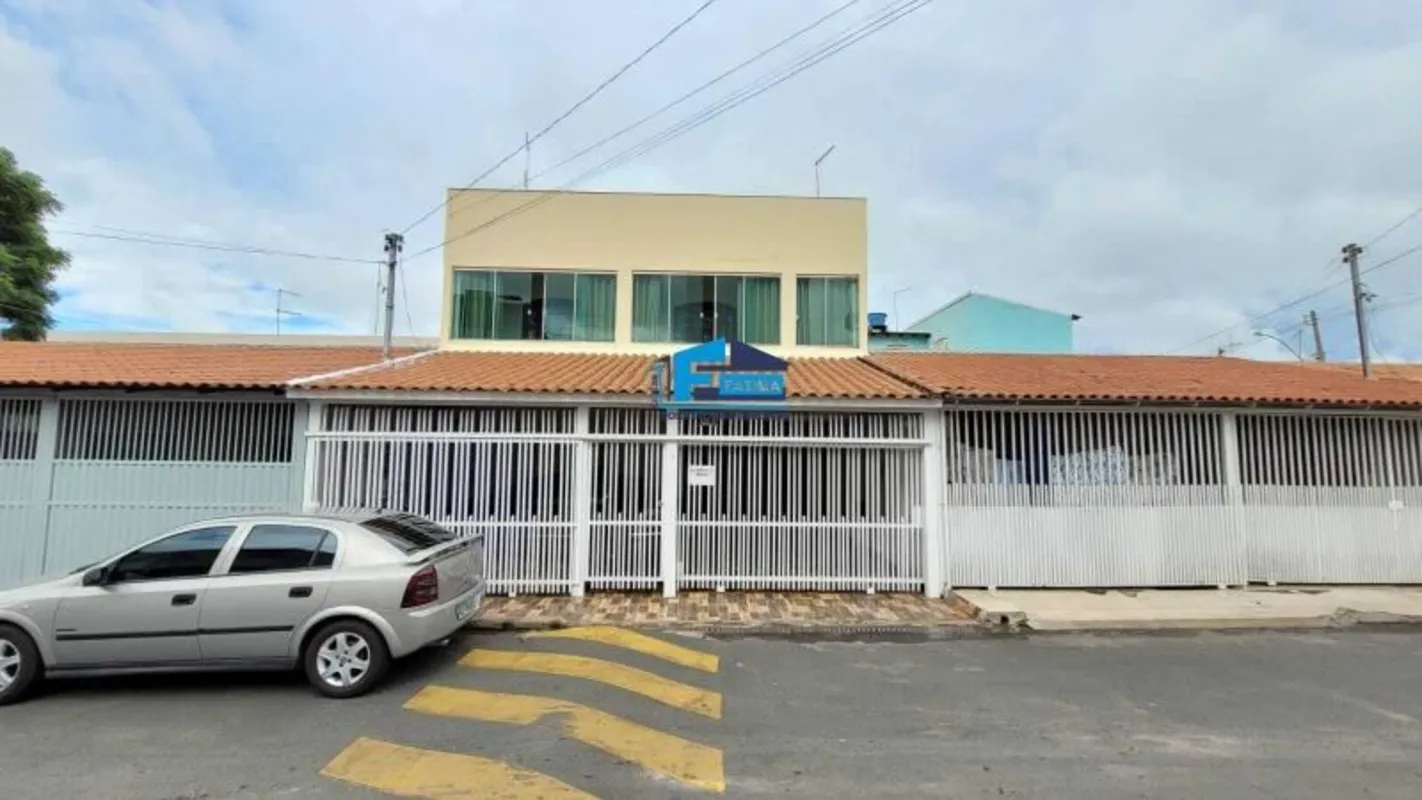 - Imóvel em excelente localização;- Posição: nascente;- Parte térrea: sala ampla...
