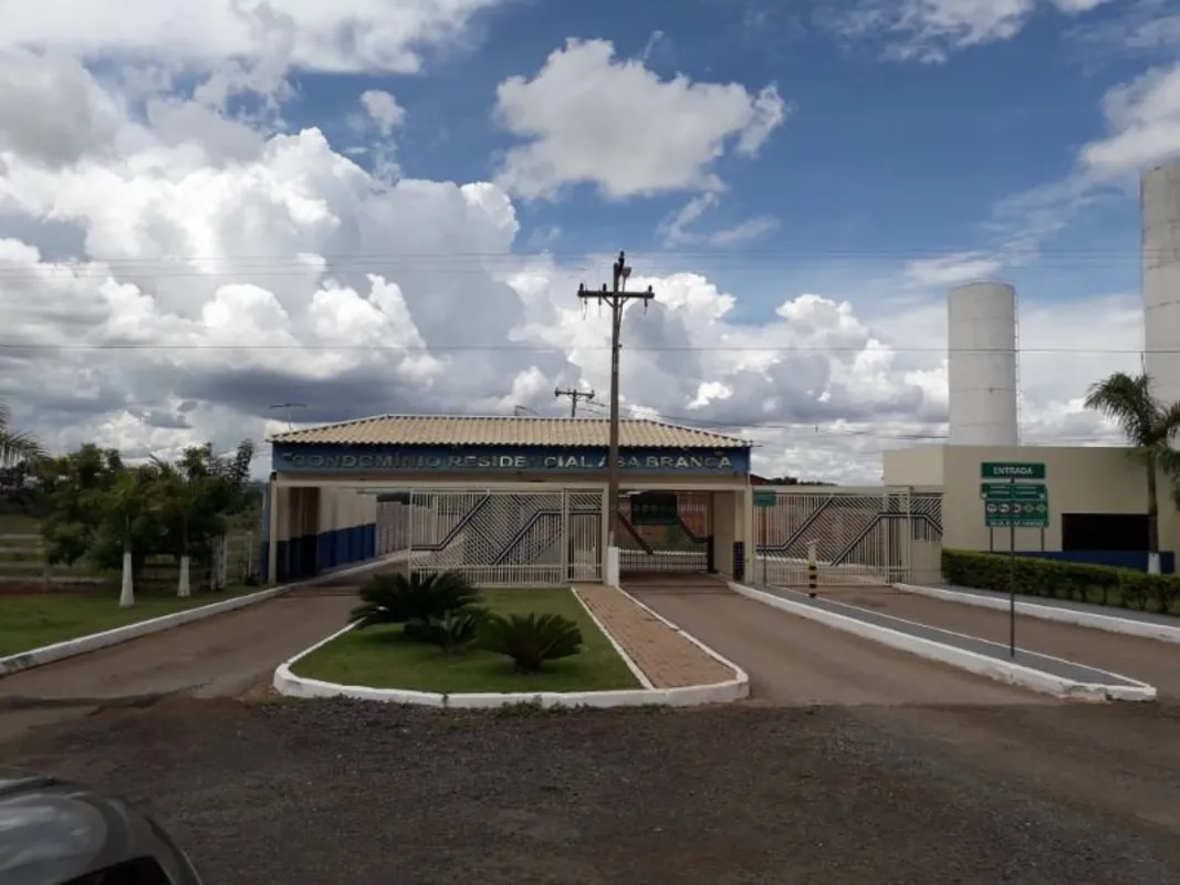 Casa em condomínio às margens da BR 060 km 15 sentido PRF recanto das Emas, com ...