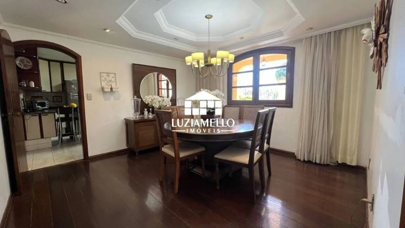 Casa de Esquina com Três Pavimentos QE 19 | Final de RuaExcelente oportunidade p...