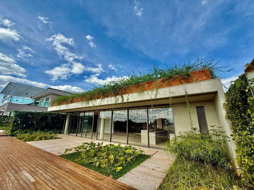 Assinada pelo renomado arquiteto Nardim Júnior, esta residência exclusiva está l...