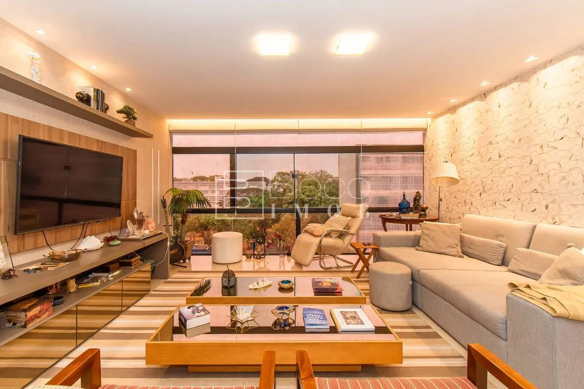 APARTAMENTO REFORMADO SEMI-VAZADO NASCENTE COM VISTA LIVRE.São 161m² úteis:- Sal...
